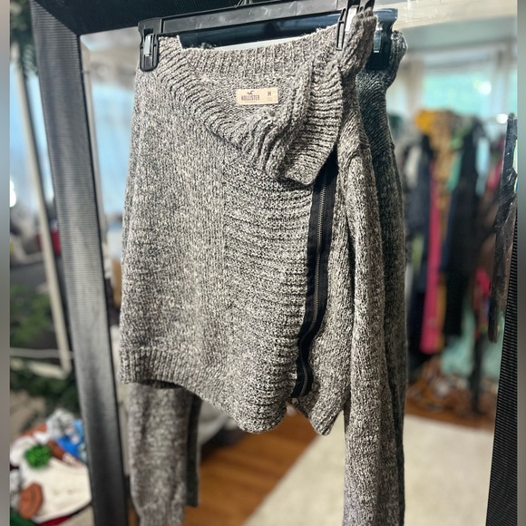 Versatile Sweater w/ zipper - Picture 3 of 3